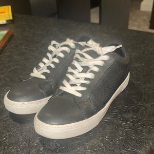 Steve Madden Black and White Sneakers Sleek Low-Top Design